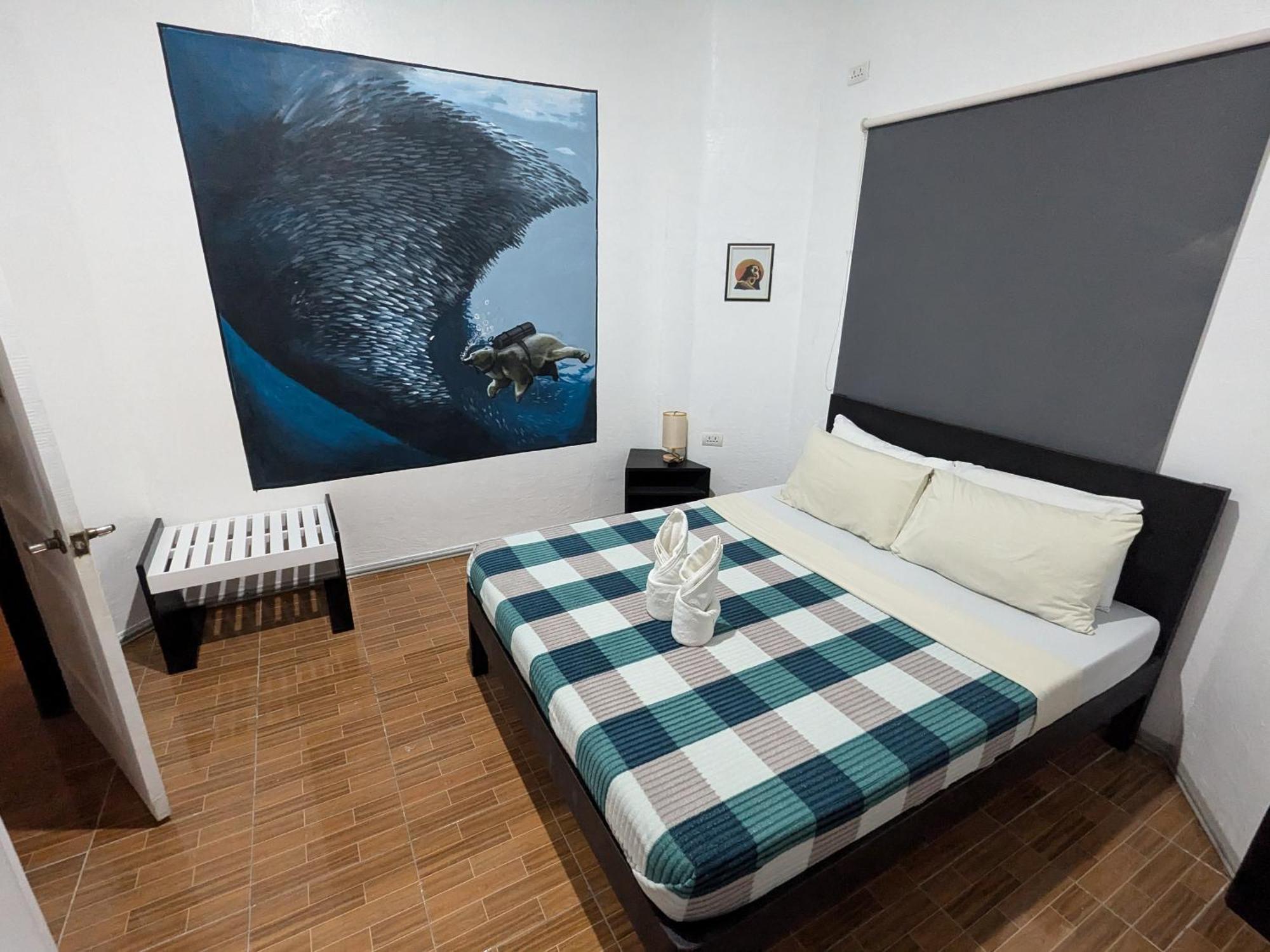Crazy Bears Hostel Moalboal Bagian luar foto