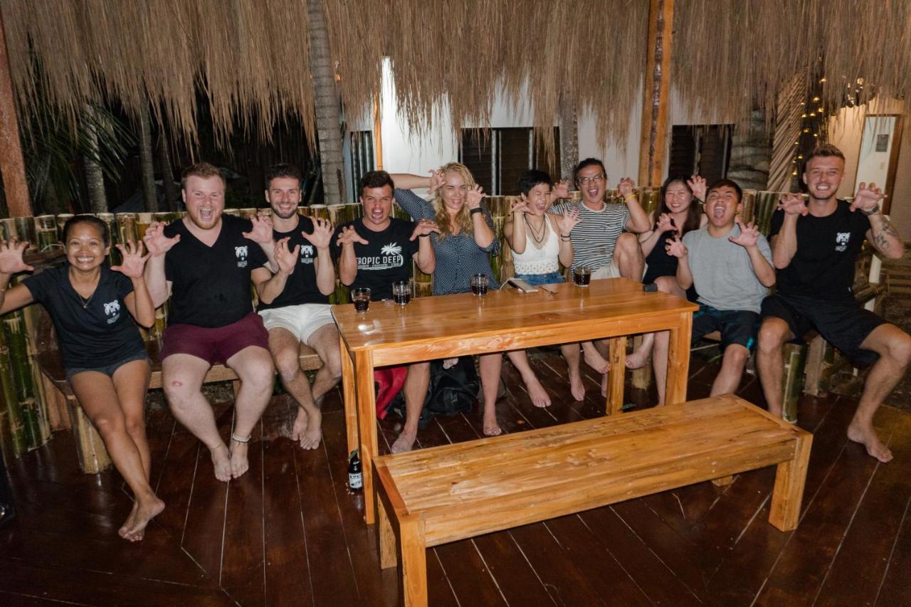 Crazy Bears Hostel Moalboal Bagian luar foto
