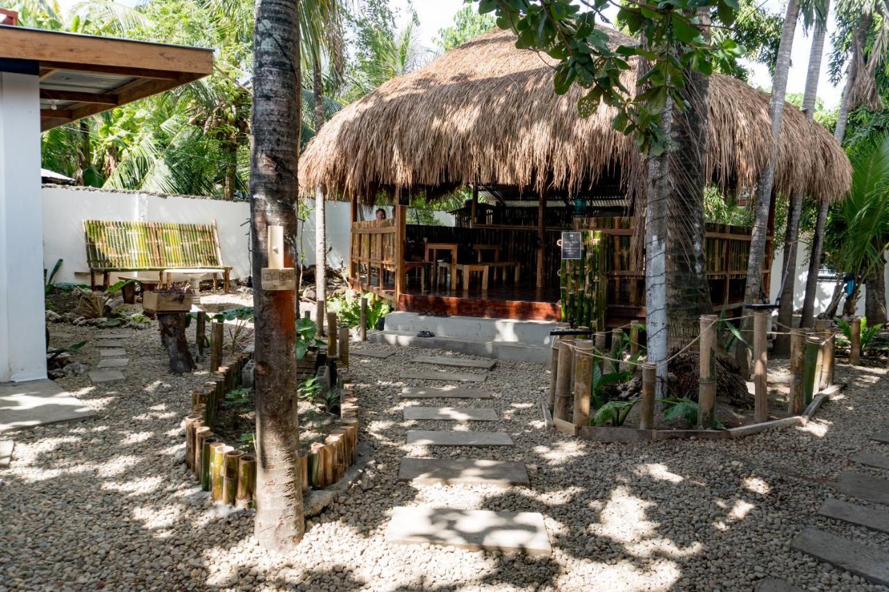 Crazy Bears Hostel Moalboal Bagian luar foto